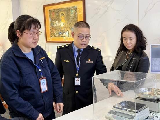 筑牢计量防线 守护黄金消费——柳州市计量所开展“3·15”专项检定宣传活动